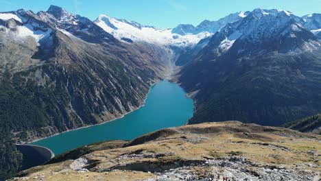 Menschen-Am-Aussichtspunkt-Olpererhütte-Wandern-Zur-Brücke-In-Den-Zillertaler-Alpen,-Österreich---Luftaufnahme-4k