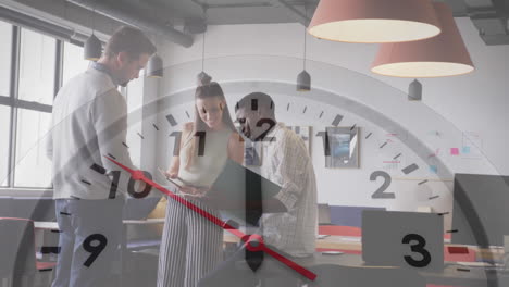 animación del reloj de tic-tac contra tres colegas diversos discutiendo juntos en la oficina