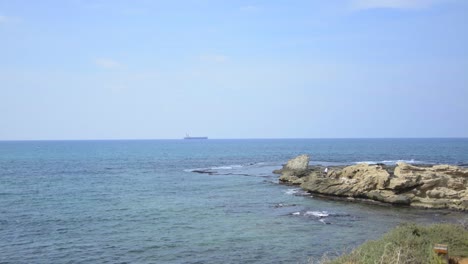 Un-Gran-Buque-Portacontenedores-Frente-A-La-Costa-De-Cesárea-En-El-Mar-Mediterráneo,-Israel