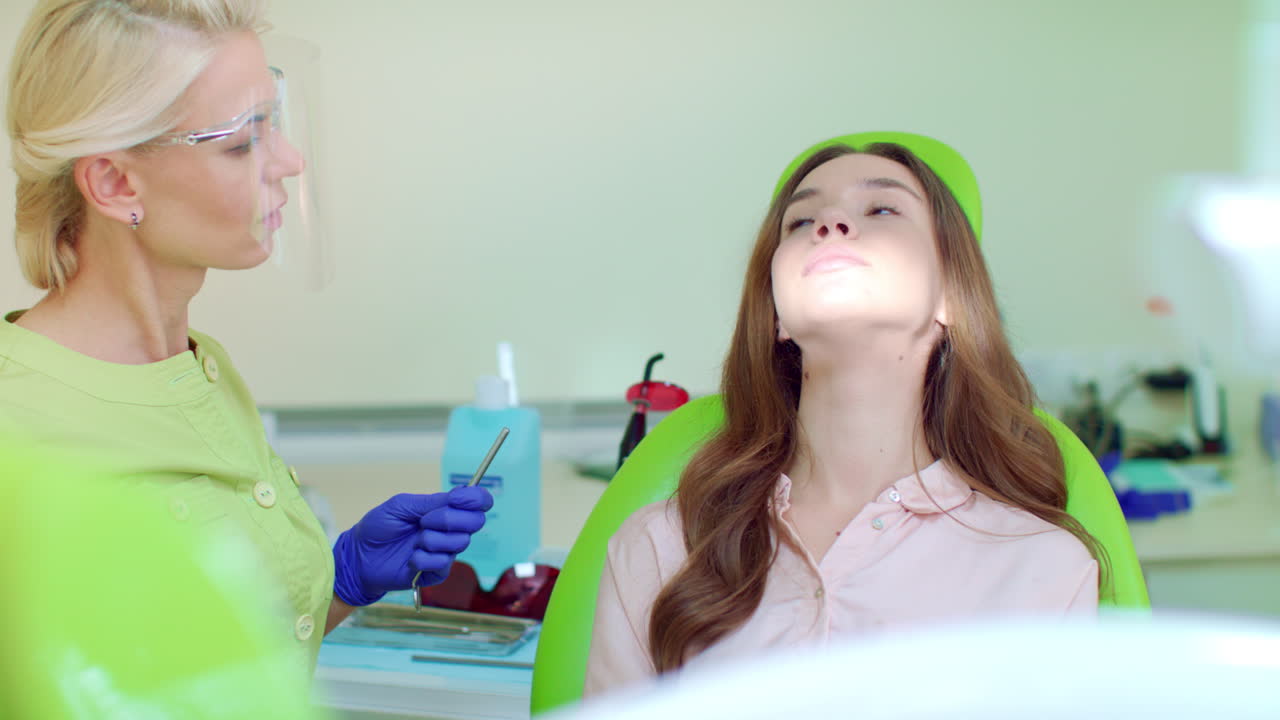 женщина-врач и пациент в стоматологической клинике