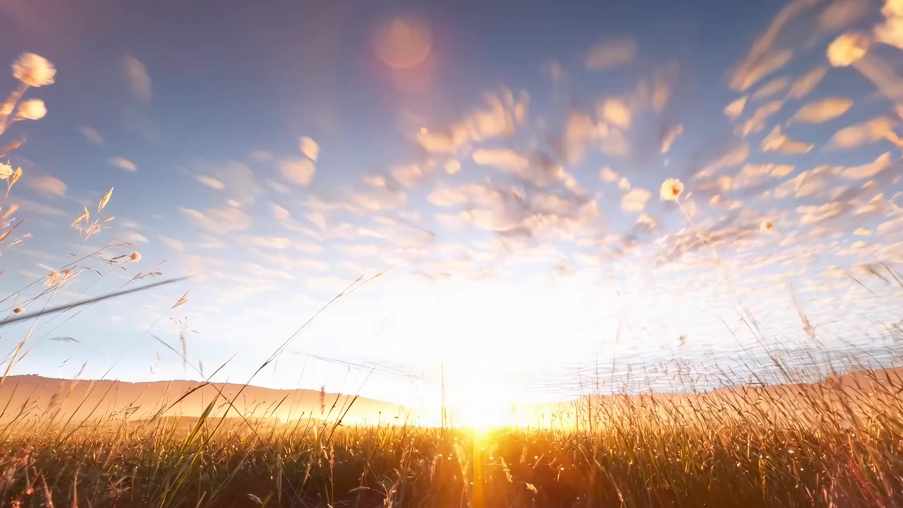Time-Lapse Mozzafiato dell'Alba su un Campo con Nuvole in Movimento