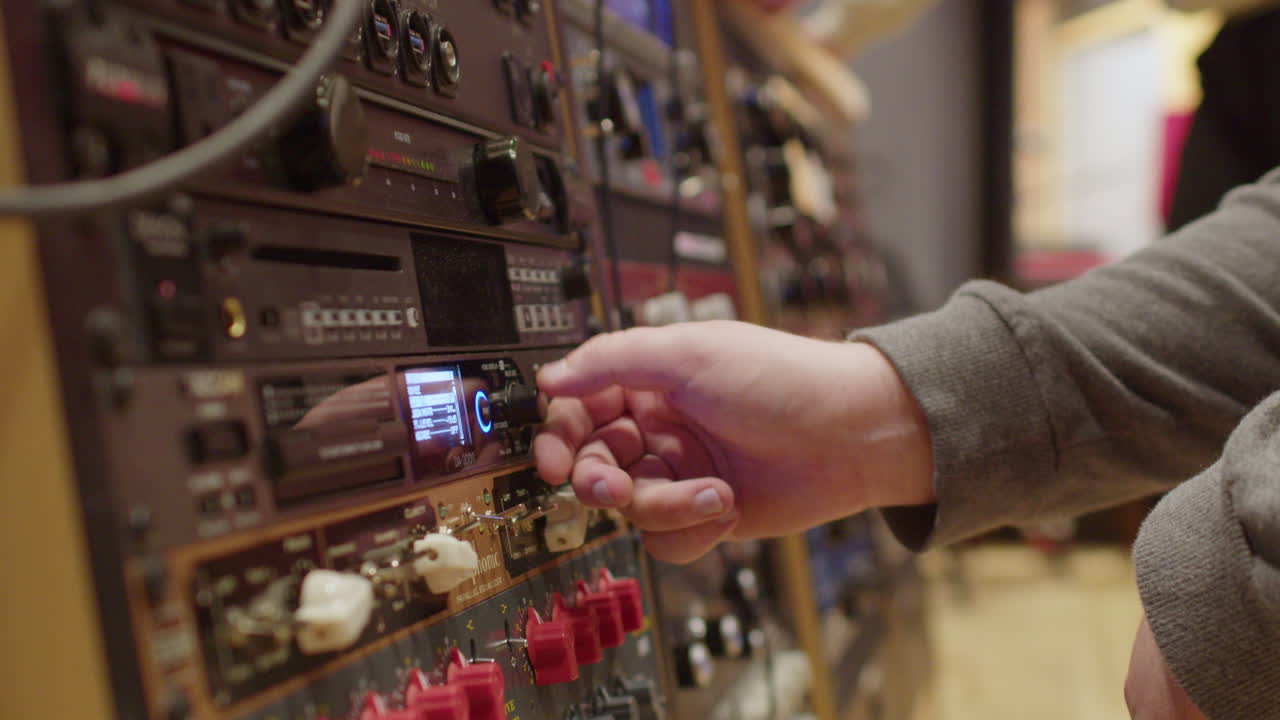 ingeniero de audio usando equipo de grabación montado en rack