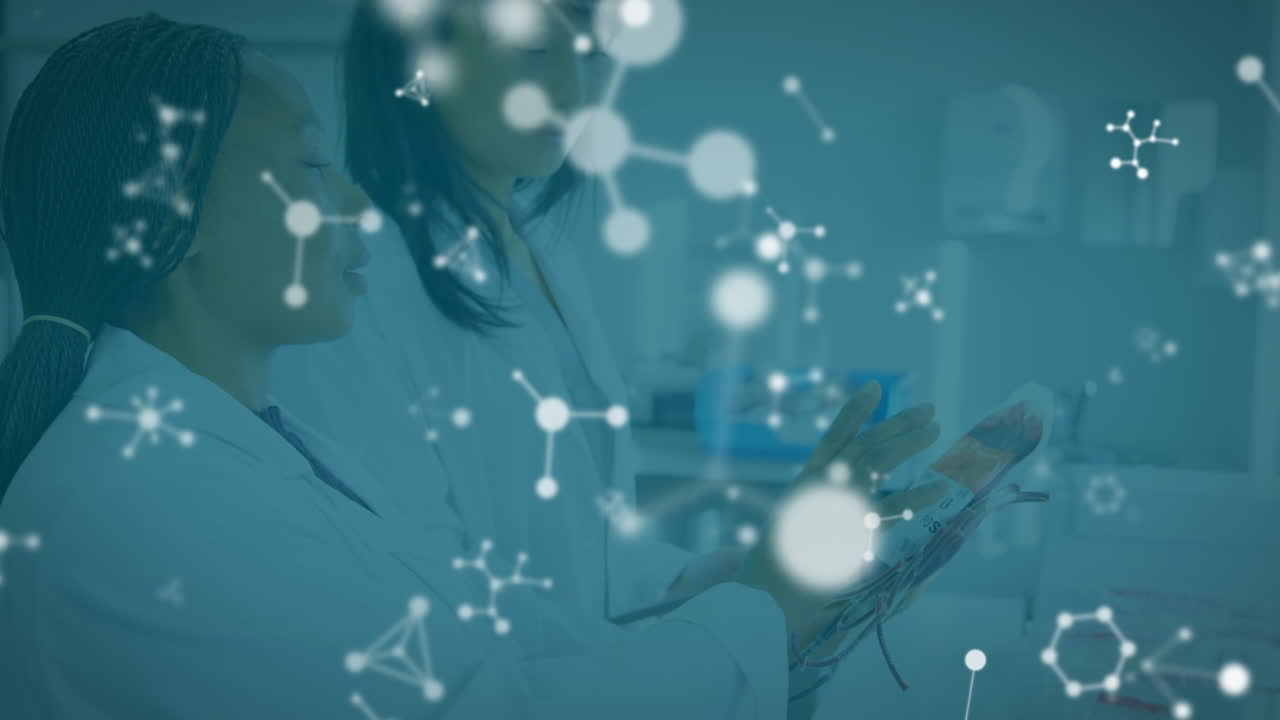 アニメーション: 世界地図上の接続のネットワークを備えたグローブのアニメーション