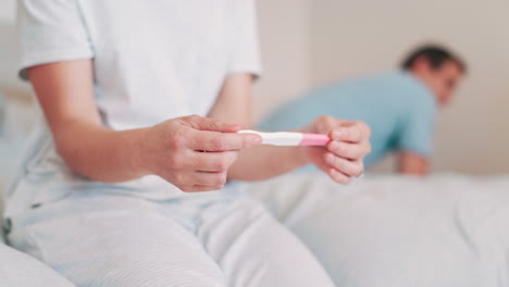 mujer, prueba de embarazo y manos para el futuro