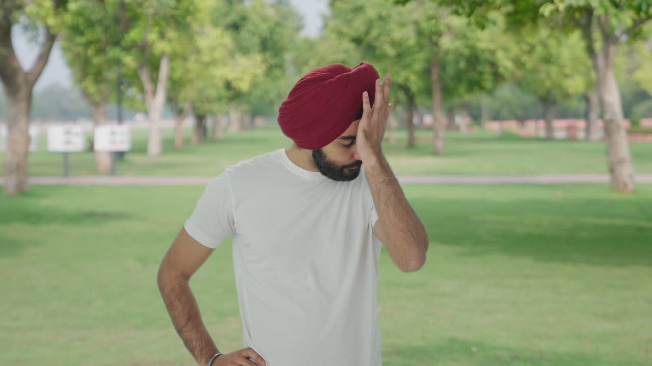 hombre indio sikh triste y molesto en el parque