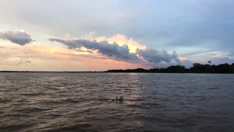 Puesta-De-Sol-En-Amazonas-Desde-Una-Canoa,-Con-Bonitas-Nubes