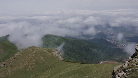 Nubes-Blancas-Sobre-Las-Montañas-Con-Bosque-Verde-Desde-La-Cumbre-En-Georgia