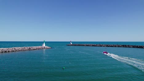 vuelo aéreo de avance siguiendo la lancha saliendo del puerto de la grande motte en francia
