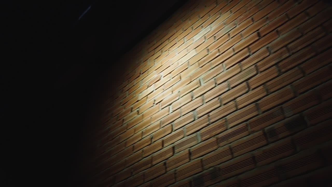 필름 느와르 서스펜스 미스터리 드라마가 오래된 사이공의 벽돌 벽에 있는 구식 산업 다운 조명 수영장이 있는 어두운 골목에서 늦은 밤 전개를 기다리고 있지만 위치는 어디든 될 수 있습니다.