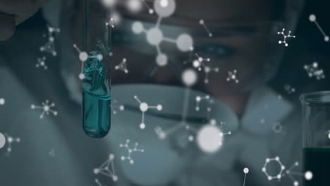 animación de estructuras químicas sobre el científico que examina el tubo de ensayo en el laboratorio