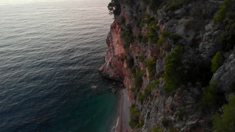 Antena:-Increíble-Playa-De-Croacia,-Vista-Sobre-Los-Acantilados-En-La-Costa-Del-Mar-Adriático