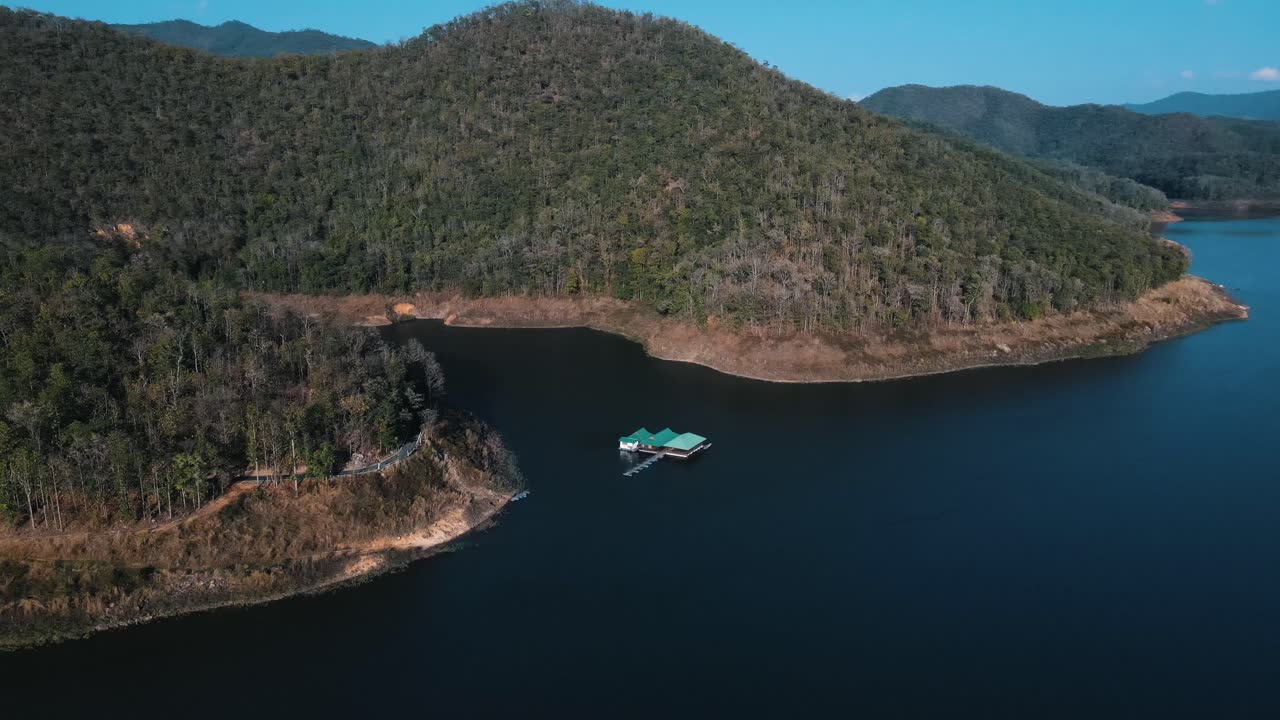 화창한 날 태국 창마이 국립공원의 한가운데 있는 오두막에서 전통적인 태국 보트 정박