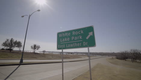 esta es una foto de un letrero de la calle white rock lake park en dallas, tx