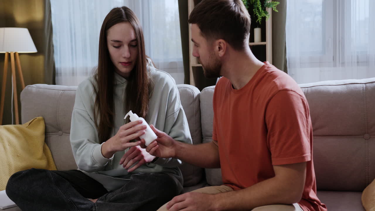 pareja sentada en el sofá en casa