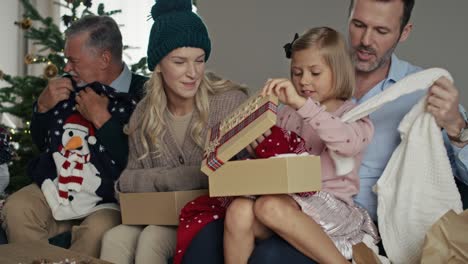 Kaukasische-Familie,-Die-Gemeinsam-Zu-Hause-Weihnachtsgeschenke-öffnet.