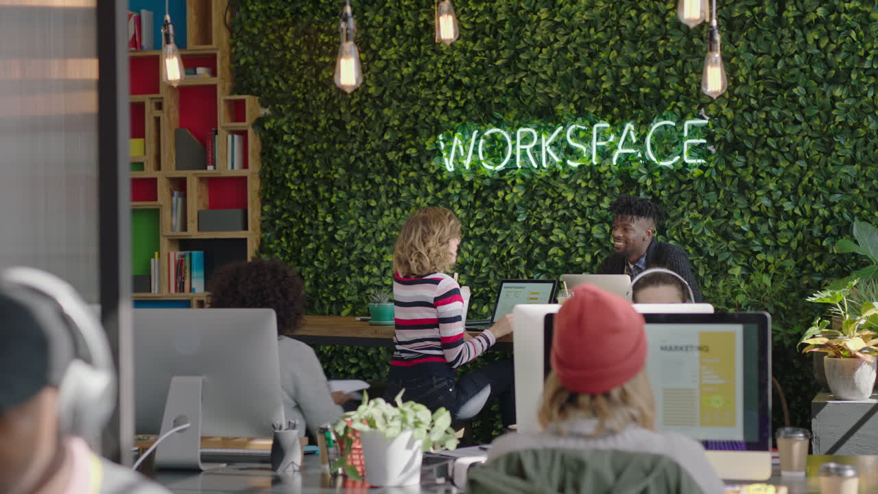 다민족 사업가들이 함께 작업하는 창의적인 마케팅 팀 아이디어를 공유하는 전략에 대해 논의하는 트렌디한 스타트업 사무실 작업 공간에서 팀워크를 즐기는