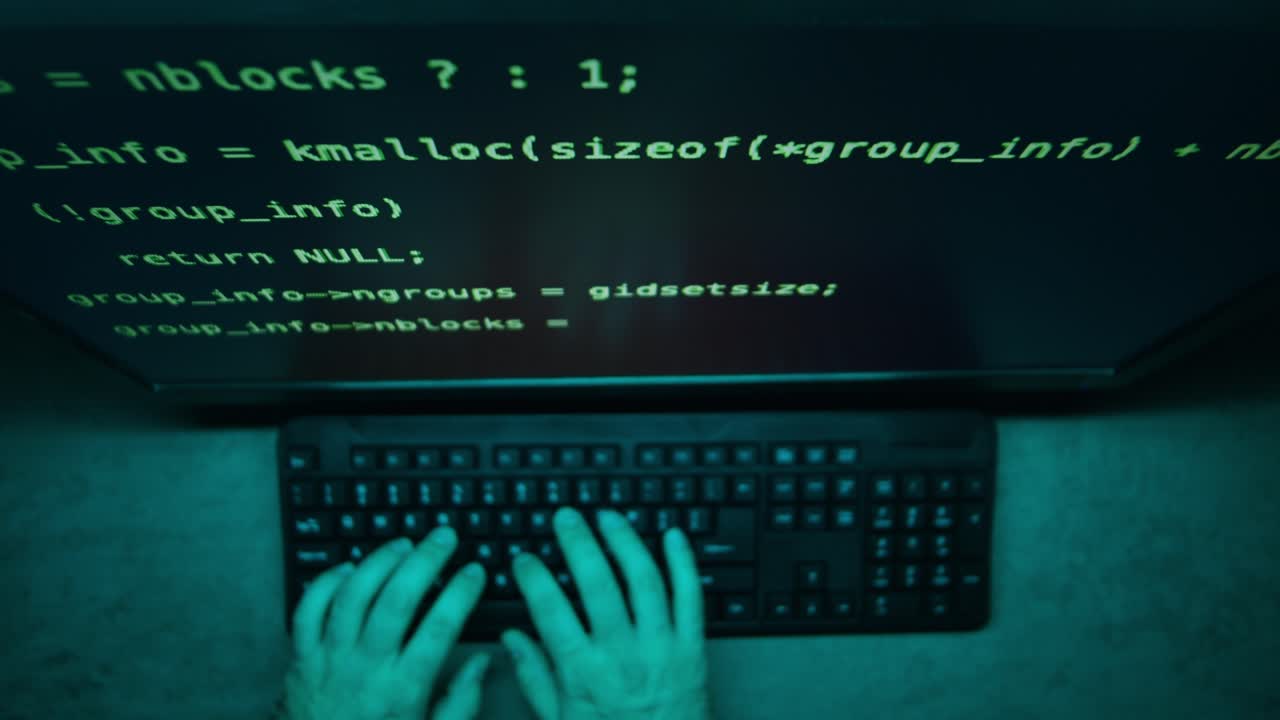 persona codificando por la noche