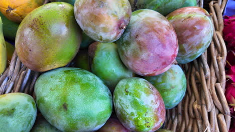 mangos dulces exóticos frescos de la granja local para la venta en un mercado de agricultores orgánicos, frutas biológicas saludables, tiro de 4k