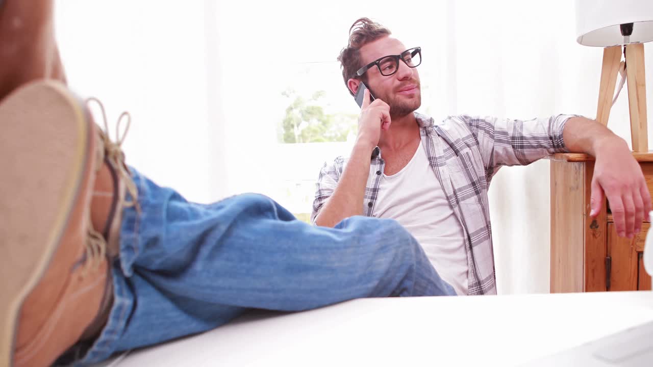 un hombre que llama.