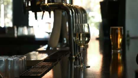 barman vertiendo vino blanco en una copa de vino