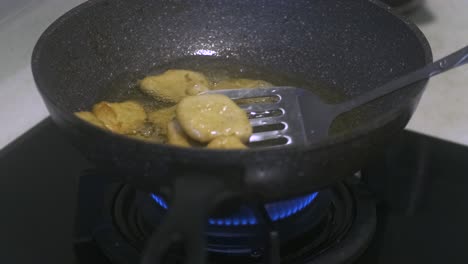 Closeup-Shot-of-Frying-Nuggets-in-a-wok