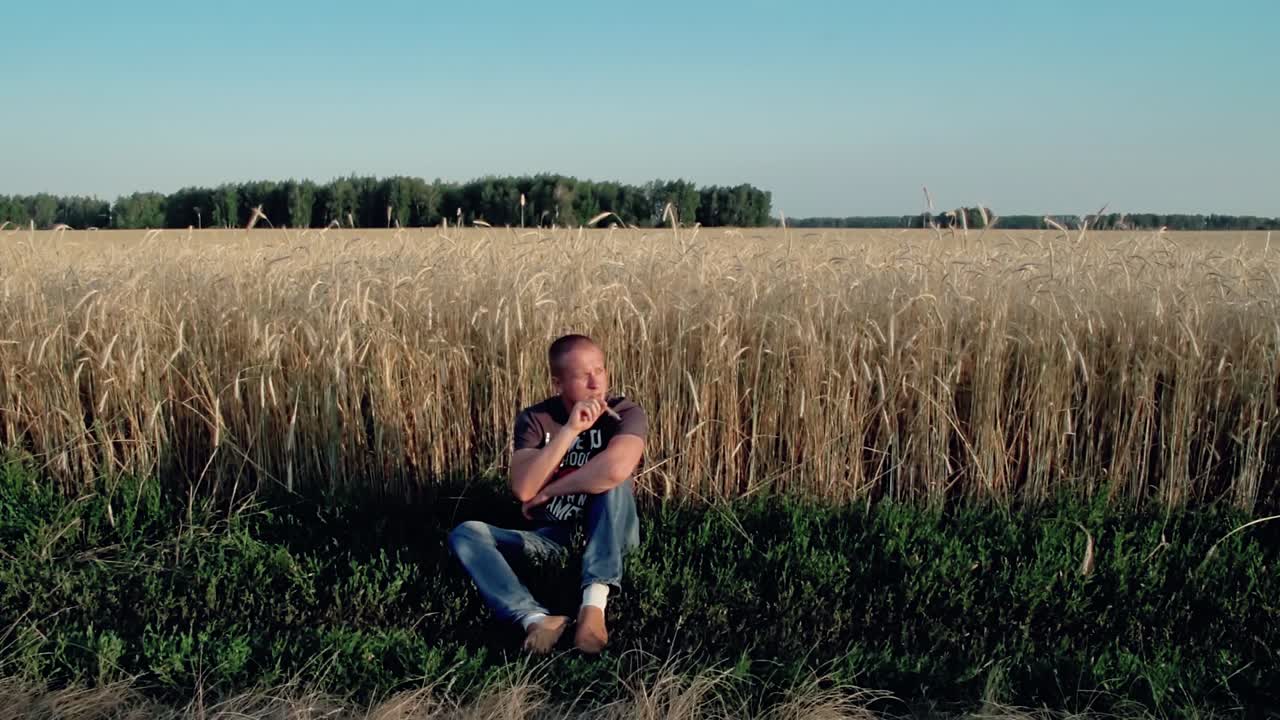 로이  ⁇  근처 에 앉아 있는 젊은 남자