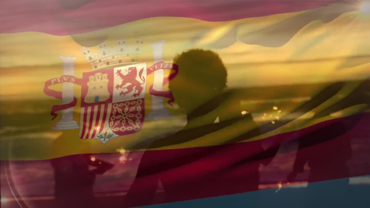 animación de una bandera española ondeando sobre un grupo de amigos en la playa