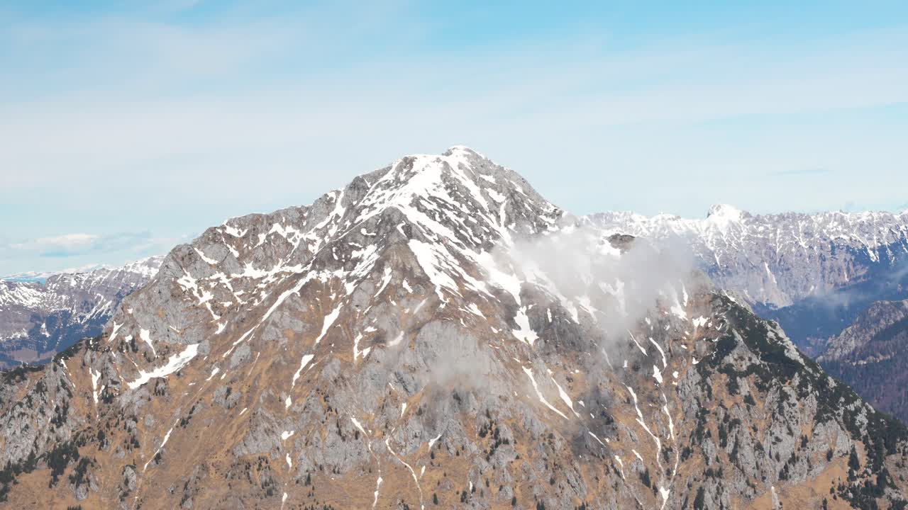 vista aérea de los alpes desde un pequeño avión