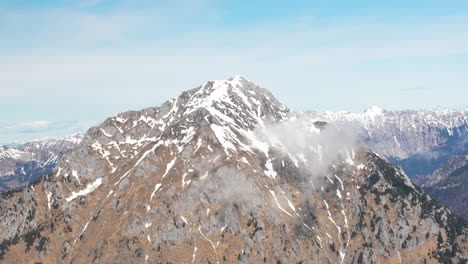 Vista-Aérea-De-Los-Alpes-Desde-Un-Avión-Pequeño.