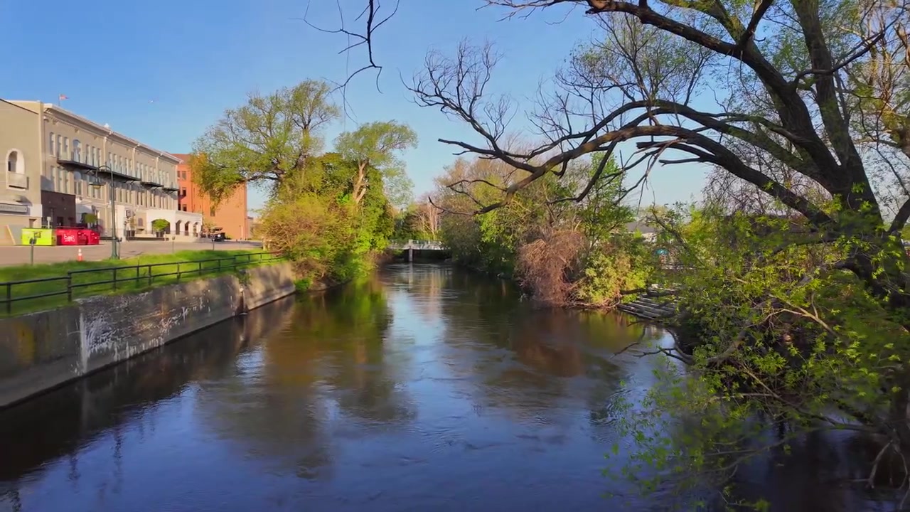 Boardman River, der løber gennem centrum af Traverse City, Michigan, om foråret.