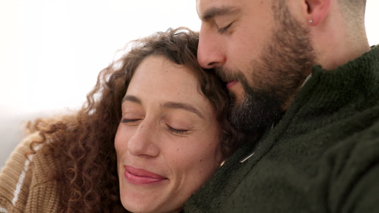 Amor, abrazo y pareja feliz sentada junta