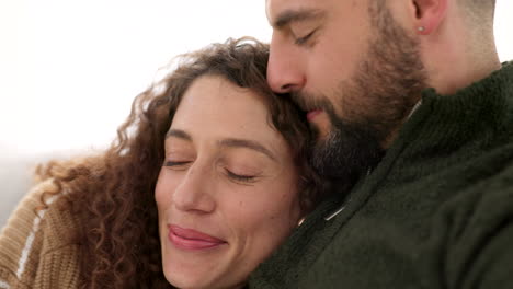 amor, abrazo y pareja feliz sentados juntos