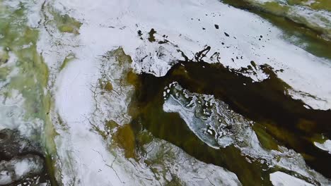 Ein-Großer-Fluss-Taut-In-Einem-Sonnigen-Frühling-Aus-Dem-Eis-Auf,-Aus-Der-Vogelperspektive-4k