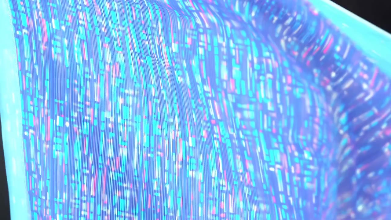 Lyst abstrakt lysmønster fyller rammen med myk uskarphet, flytende krusninger og lysende blå, cyan og lilla toner. En blek vertikal kant er synlig på venstre side.