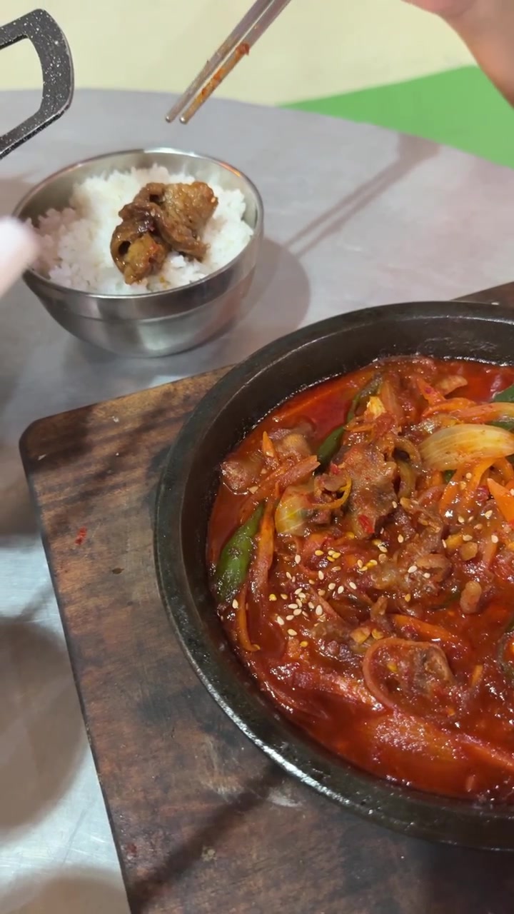Orang Menyajikan Daging Tumis Pedas di Atas Nasi Putih