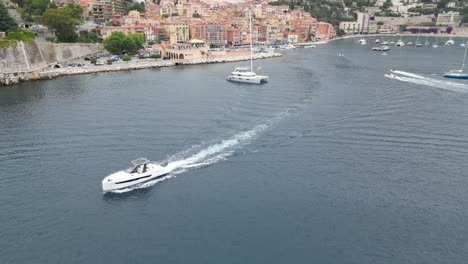 Lancha-Motora-Villefranche-sur-mer-Francia-Drone,-Aéreo,-Vista-Desde-El-Aire