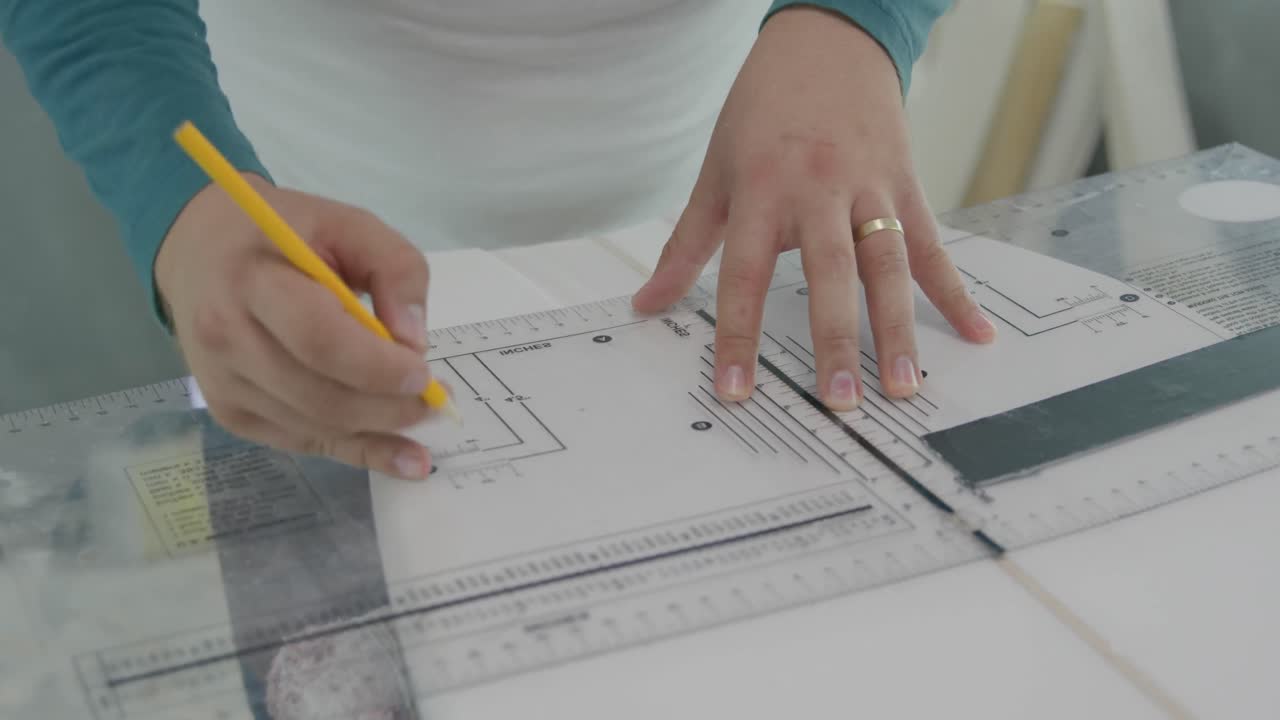 un hombre que hace tablas de surf en su taller