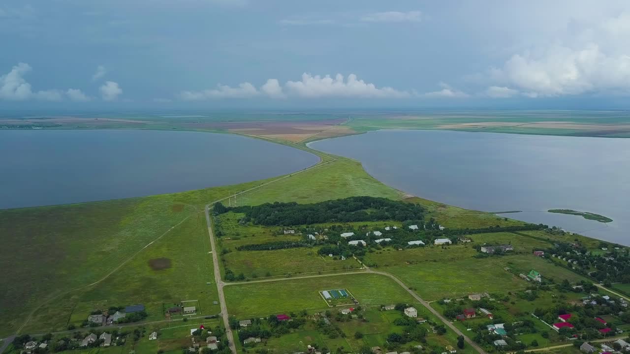 반도를 본토와 연결하는 도로 위를 날아다니는