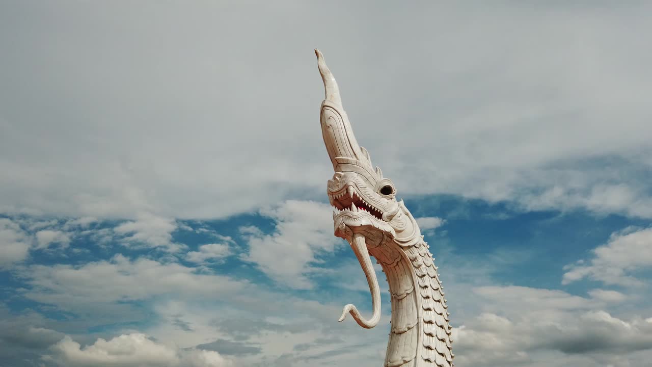 화이트 드래곤 동상