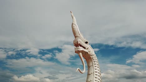 estatua del dragón blanco