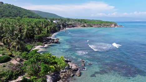 Vuelo-De-Drones-Sobre-El-Mar-Caribe-Con-Arrecifes-De-Coral,-Playas-De-Arena-Y-Palmeras---Barahona,-República-Dominicana-En-Verano