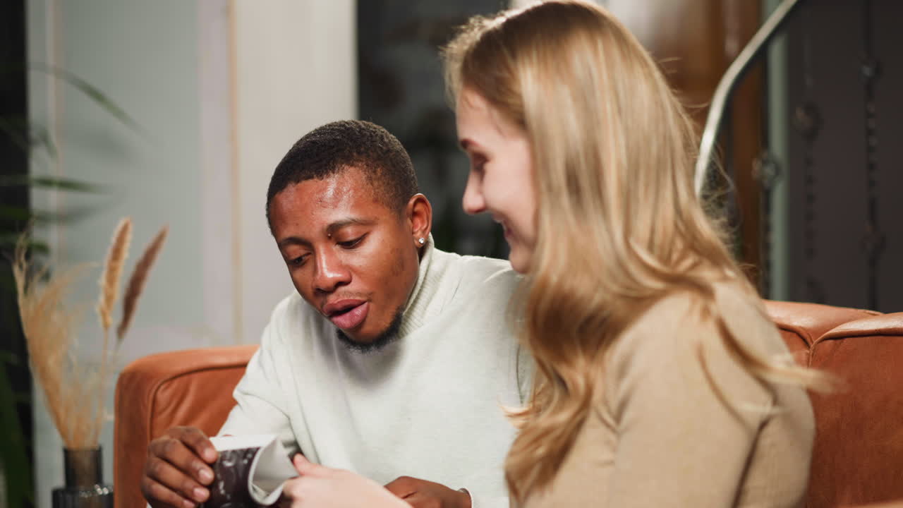 hombre negro sorprendido con la noticia del embarazo de su amada esposa