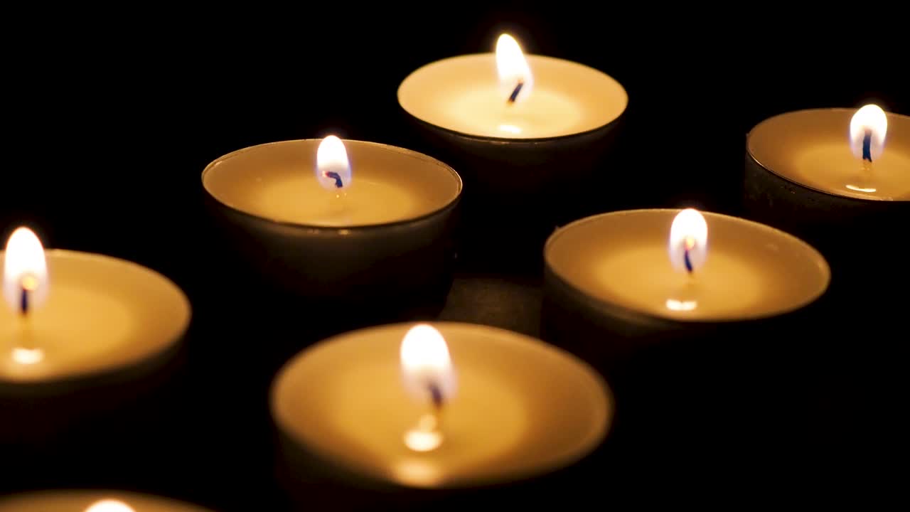 Candele al buio: ripresa in dolly in primo piano macro