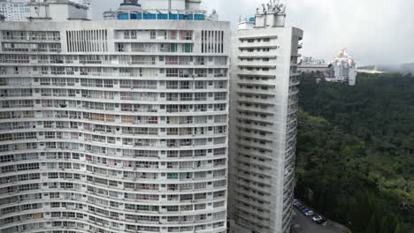 Vista-Aérea-De-Edificios-Residenciales-De-Gran-Altura-En-Una-Zona-Urbana-De-Malasia.