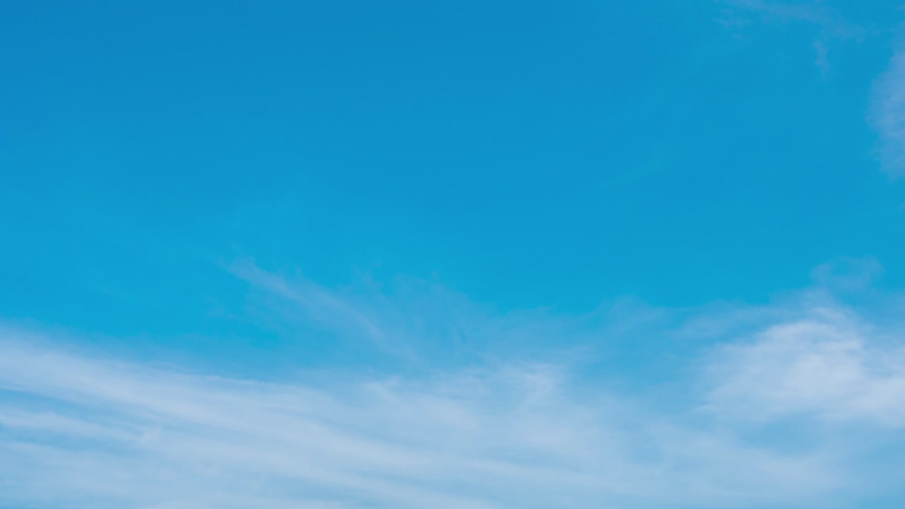 타임스 구름은 파란 하늘에서 형태를 바니다.