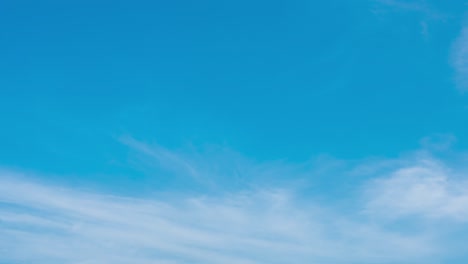 las nubes de lapso de tiempo cambian de forma en el cielo azul