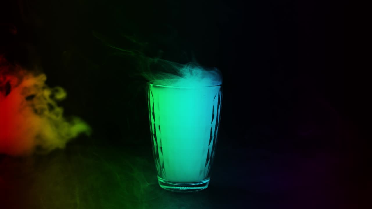 copas de humo coloridas sobre un fondo negro