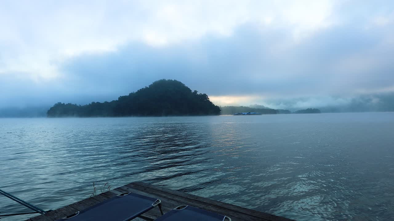 치앙마이 의 산 들 과 함께 안개 가 가득 한 강 풍경