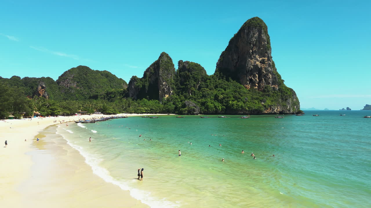 la icónica playa del paraíso de railay en tailandia, vista aérea