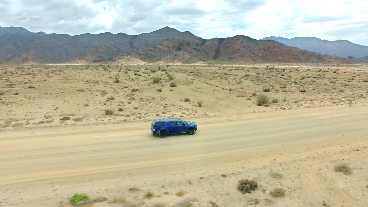 나미비아 사막 을 가로지르는 길 들